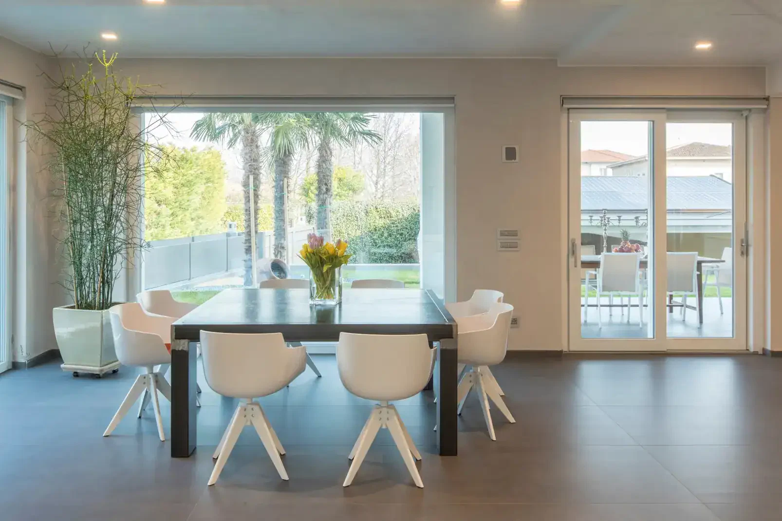 Vetrate scorrevoli in vetro per ambienti luminosi e moderni.