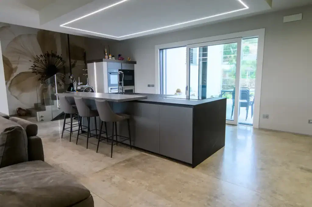 Porte scorrevoli in vetro per ambienti moderni e luminosi, ideali per case e uffici.