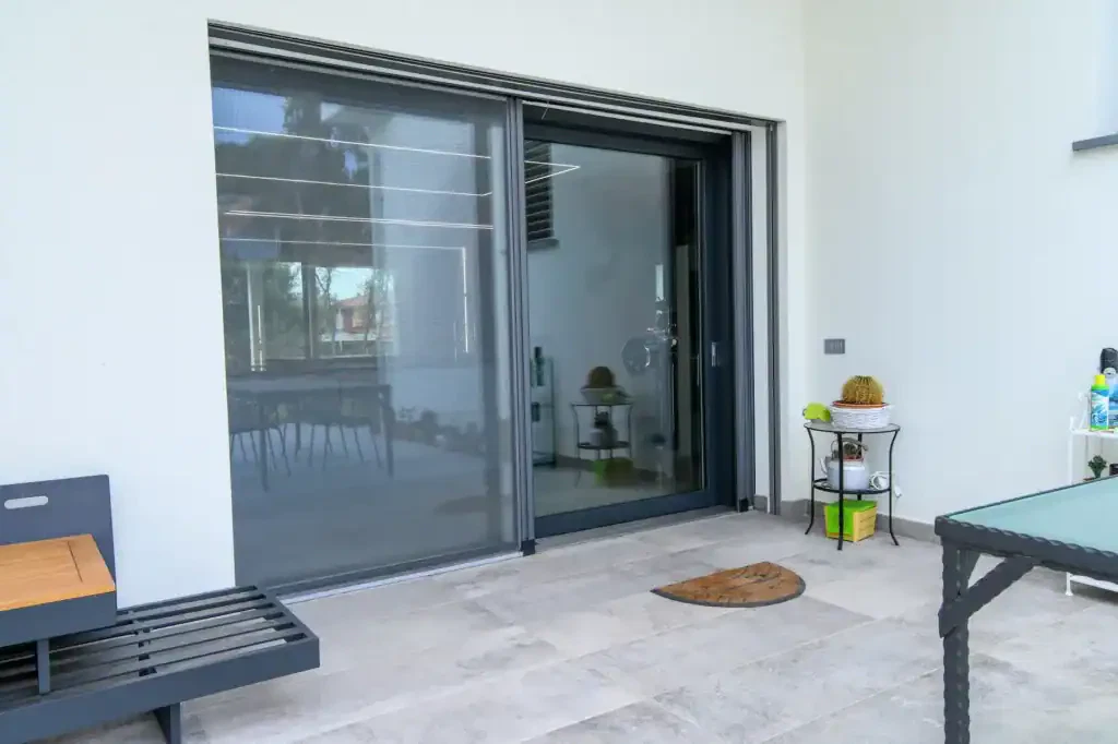 Vetrata scorrevole in alluminio per porte e finestre, isolamento termico e acustico.